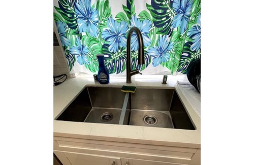 Kalihi Valley Apartment | free Parking! 2 rooms private bath with Aloha
