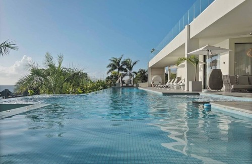 El Limon Villa | Gorgeous Beach House Perched Right Over the Ocean
