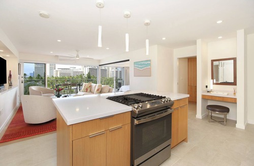 Waikiki Condo | Gorgeous BEACHFRONT Condo with Fabulous Ocean Views! Fully Renovated!