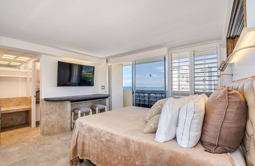Diamond Head - Kapahulu - St. Louis Apartment | Gorgeous Diamond Head Penthouse Studio Stunning views, Private Balcony.