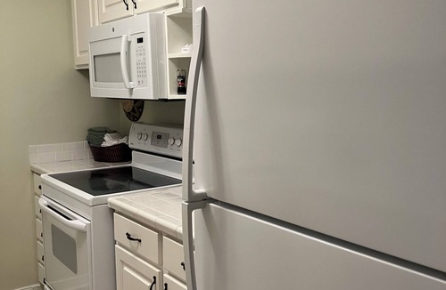 Demere Park Condo | GROUND FLOOR, WASHER & DRYER, PET FRIENDLY. CLOSE TO BEACH AND VILLAGE!