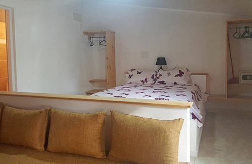 La Mulata Hotel | Guest-friendly hotel room in lush tropical settings, with on-site restaurant