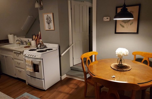 Baltimore Apartment | Hawks Mountain Farm, full apartment on a working farm.