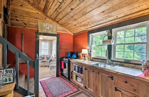 Little Switzerland Cabin | Historic Cabin in Little Switzerland w/Fire Pit-Walk to village and shops!
