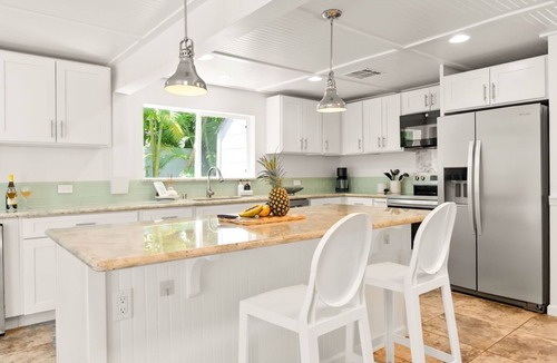 Kahala House | Ho'okipa Villa: Historic Home+Guest Cottage in Kahala near the Beach w/Pool & AC
