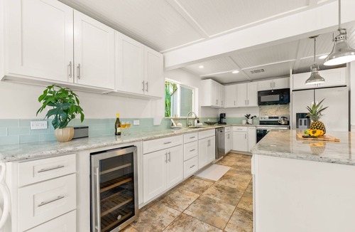 Kahala House | Ho'okipa Villa: Historic Home+Guest Cottage in Kahala near the Beach w/Pool & AC
