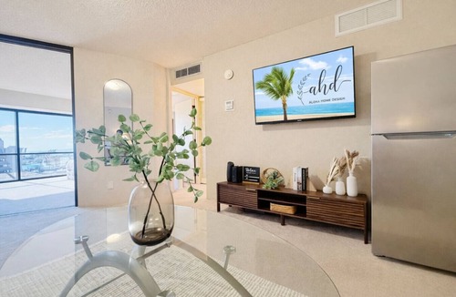 Downtown Honolulu Apartment | Honolulu Skyline & Ocean Retreat – Free Parking/AC