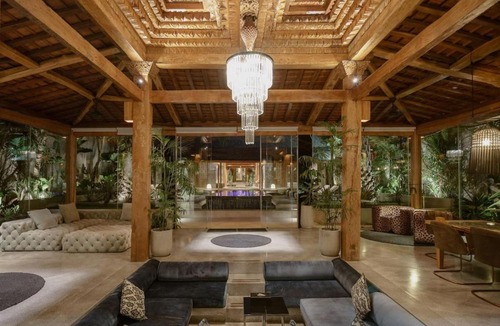 Batu Bolong Villa | Huge Canggu Lux Villa Walk to Beach and Entertainment