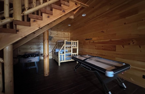 Dobson House | Huge Lodges side by side with 10 rooms in Mt Airy North Carolina Wine Country