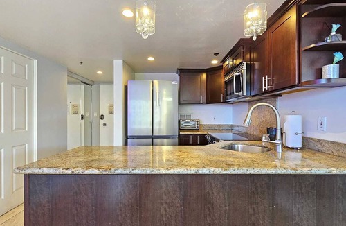 Waikiki Condo | Ilikai 426 2 Bedroom Ocean/Pool Views - 1 K, 2 Full and 2 Q Sofa Beds