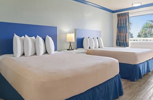 Florida Center Hotel | Inviting Space w/2 Queens Near Icon Park - Ideal for Families + Free Breakfast