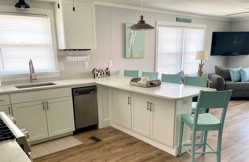 Holden Beach House | JUST OFF A FRESH RENOVATION, THIS HOME IS READY FOR YOUR VACATION MEMORIES!!