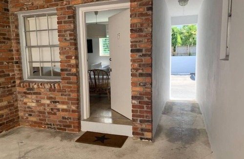 Key Biscayne Apartment | Key Biscayne 1 bedroom walk to Beach & town