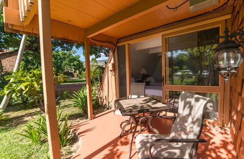 Kaunakakai House | King Garden View: Your Peaceful Retreat Awaits at Hotel Molokai