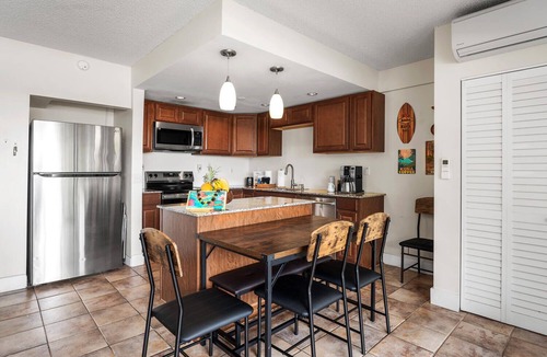 Historic Kailua Village Condo | Kona Plaza 201: Cozy Condo w/AC, Shared Pool & Ocean Views