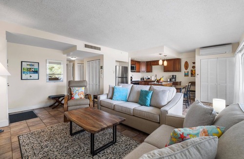 Historic Kailua Village Condo | Kona Plaza 201: Cozy Condo w/AC, Shared Pool & Ocean Views