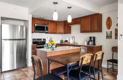 Historic Kailua Village Condo | Kona Plaza 201: Cozy Condo w/AC, Shared Pool & Ocean Views