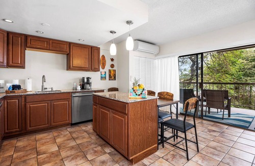 Historic Kailua Village Condo | Kona Plaza 201: Cozy Condo w/AC, Shared Pool & Ocean Views