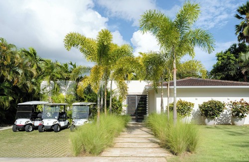 Los Lagos Villa | La Caranta - Fully Staffed 5-Suites Villa, Near the Beach with Pool & Jacuzzi
