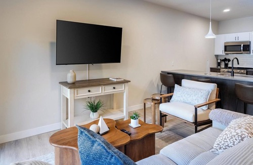 People's Freeway Apartment | Landing | Chic 1BD, Courtyard, Clubhouse
