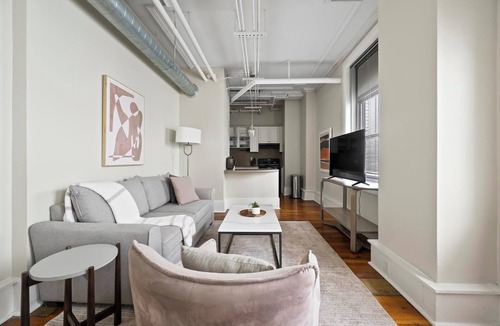 Downtown Nashville Apartment | Landing | Modern 1BD, Gym
