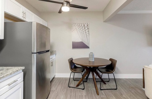 Rancho Oakey Apartment | Landing | Stylish 1BD, Gym