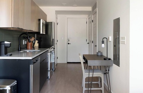 Eighth Avenue Apartment | Landing | Stylish Studio, Gym