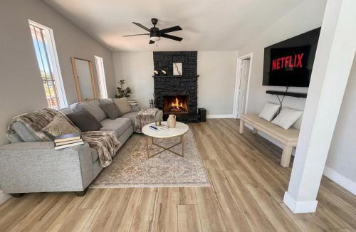 Charleston Preservation House | Las Vegas Eichler, Pool, Cabana Bar, Fast WiFi