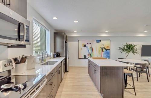 Downtown Salt Lake City House | LCF - Downtown Salt Lake Townhome - 2 King Master Suites - 2.5BA - 2-Car Garage