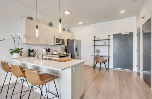 People's Freeway Apartment | LCF - Granary - 1KingBR - Sleeps 3 - CoWork + Gym - Garage