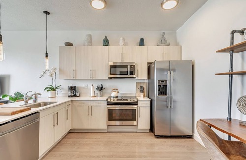 People's Freeway Apartment | LCF - Granary - 1KingBR - Sleeps 3 - CoWork + Gym - Garage