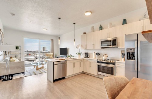 People's Freeway Apartment | LCF - Granary - 1KingBR - Sleeps 3 - CoWork + Gym - Garage