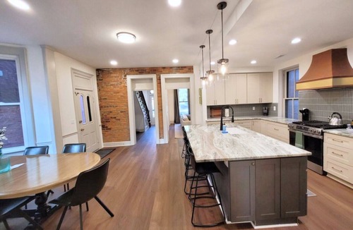 Italian Village House | Lincoln Locale - Newly Renovated 4-Bed in Charming Italian Village near High St