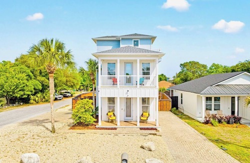 Laguna Beach Estates House | Lion of the Beach. Heated Pool, 4 bedrooms,6beds, 3.5baths, Games, Pet friendly
