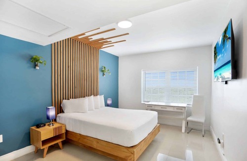 City Center Hotel | Located in The Heart of South Beach! Garden, Picnic Area, Near Ocean Drive!