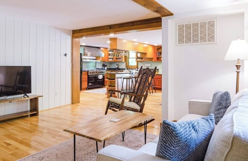 Quechee Cabin | Luxe Quechee home on quiet road - chef's kitchen, two-car garage, screened porch