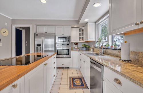 West Hartford House | Luxurious 4-bedroom 3.5-bathroom mountain side home That sleeps 8