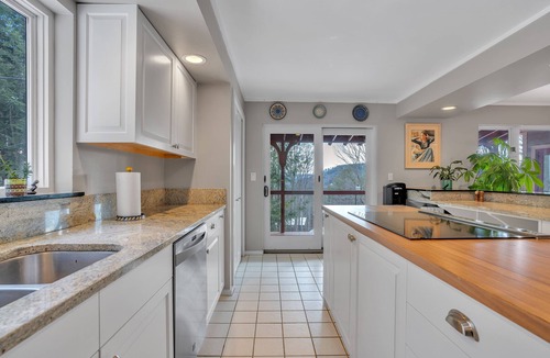 West Hartford House | Luxurious 4-bedroom 3.5-bathroom mountain side home That sleeps 8