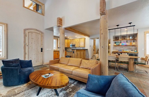 Salt Lake Mountain Resorts House | Luxurious furnished modern mountain ski chalet set deep in the woods