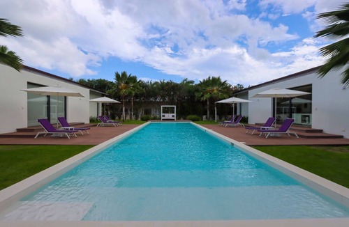 Las Lomas Villa | Luxurious Villa in Casa de Campo - 8 Bedrooms, Private Pool & Bar Area