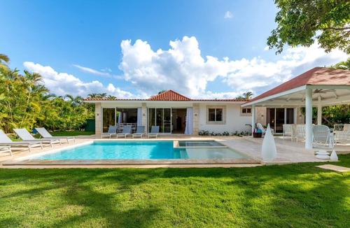 Los Lagos Villa | Luxury 5 bdrm steps from beach with pool, jacuzzi!