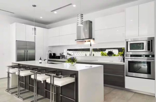 The Roads House | Luxury Brickell Home, Rooftop Pool, BBQ, City Lights