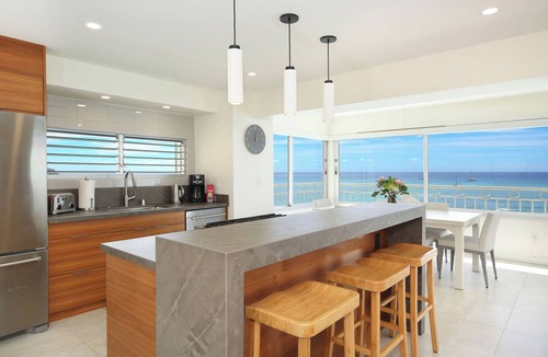 Waikiki Condo | LUXURY DIRECT OCEANFRONT! Fully Renovated! Free Parking! Sleeps 6