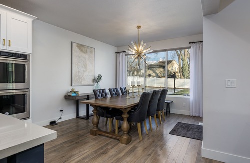 White City House | Luxury Ski House, Hot Tub, Fire pit, Basketball Court, Excellent Beds & Linens.