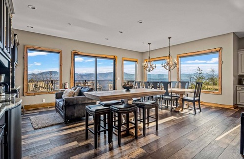 Sevierville House | Majestic Paradise ~ Pickleball Court ~ Indoor Pool ~ Spectacular Views!
