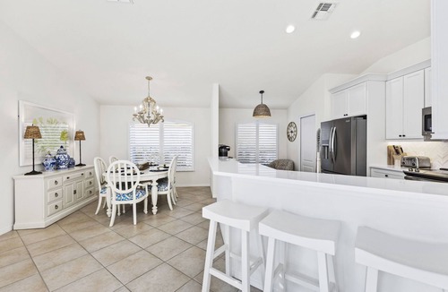 Central Naples House | May-September Special Promotions! Mins Drive to Beach, Shops & Restaurants!