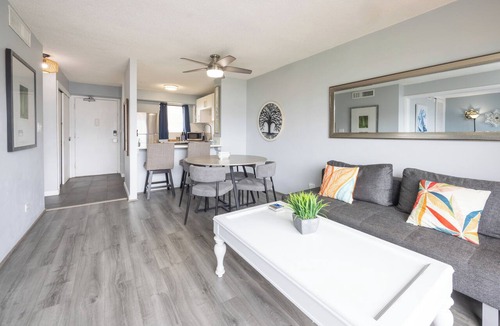 McCully - Moiliili Condo | Modern 2bdrm condo in Waikiki with full kitchen and convenient free parking.