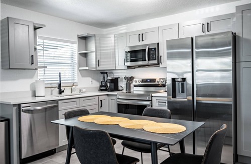 Catalina House | Modern 8 Sleeper near Downtown Orlando