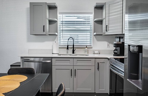 Catalina House | Modern 8 Sleeper near Downtown Orlando