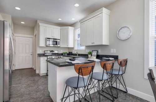 Daybreak House | Mountain View Daybreak Home | Pets Welcome